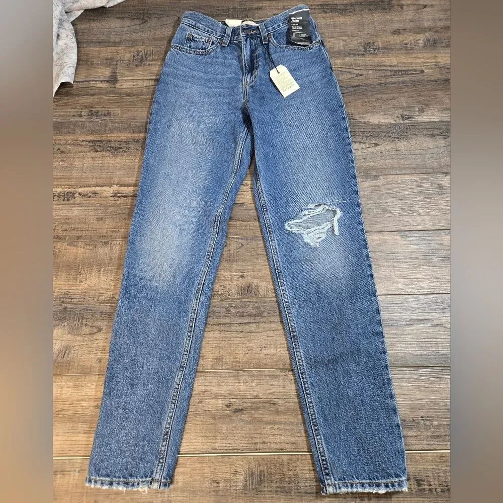 Levi's Premium nwt 80s Mom Jean size 24x30 tapered high rise relaxed hip&thigh